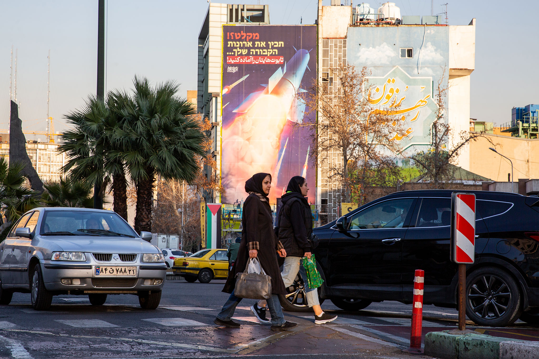 “Prepare your coffins,” a banner warns Iran’s adversaries in Tehran, Jan. 16, 2024. In recent weeks, Iran has struck targets in neighboring Pakistan, Iraq and Syria. (Arash Khamooshi/The New York Times)