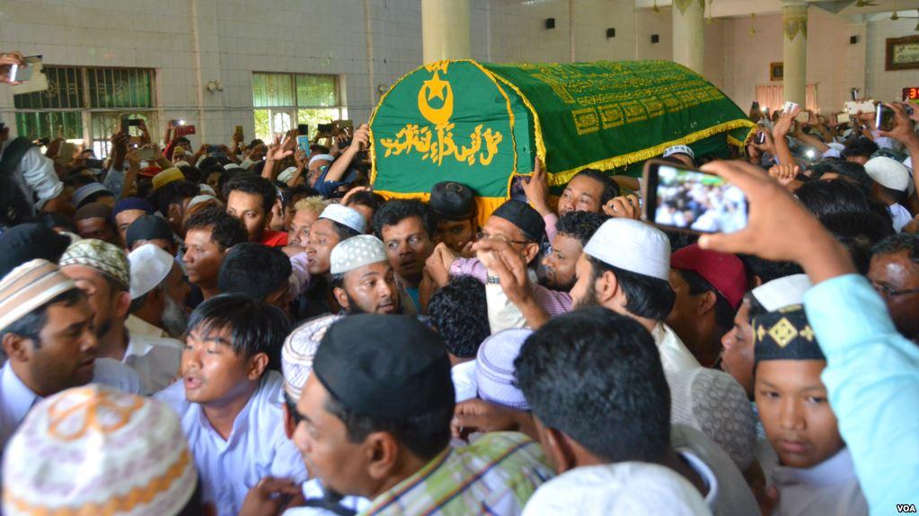 Muslim mourners in Yangon carry the coffin of Ko Ni, a slain NLD member and lawyer, Jan. 30, 2017. (Paul Vrieze/VOA)