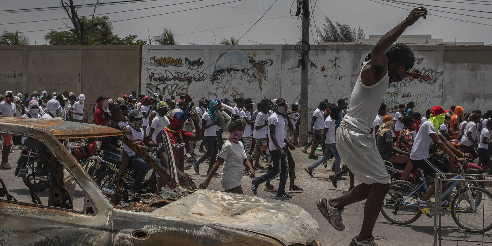 Des membres du gang du G9 protestent contre l'assassinat du président haïtien Jovenel Moise à Port-au-Prince. 26 juillet 2021. (Victor Moriyama/The New York Times)