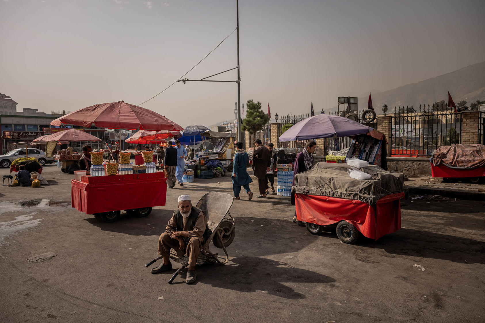 Street vendors in Kabul, Afghanistan. August 18, 2021. (Jim Huylebroek/The New York Times)