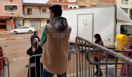 A volunteer with the Tunisian Red Crescent organization facilitates the disbursement of financial assistance in Gafsa, Tunisia. (Tunisian Red Crescent)