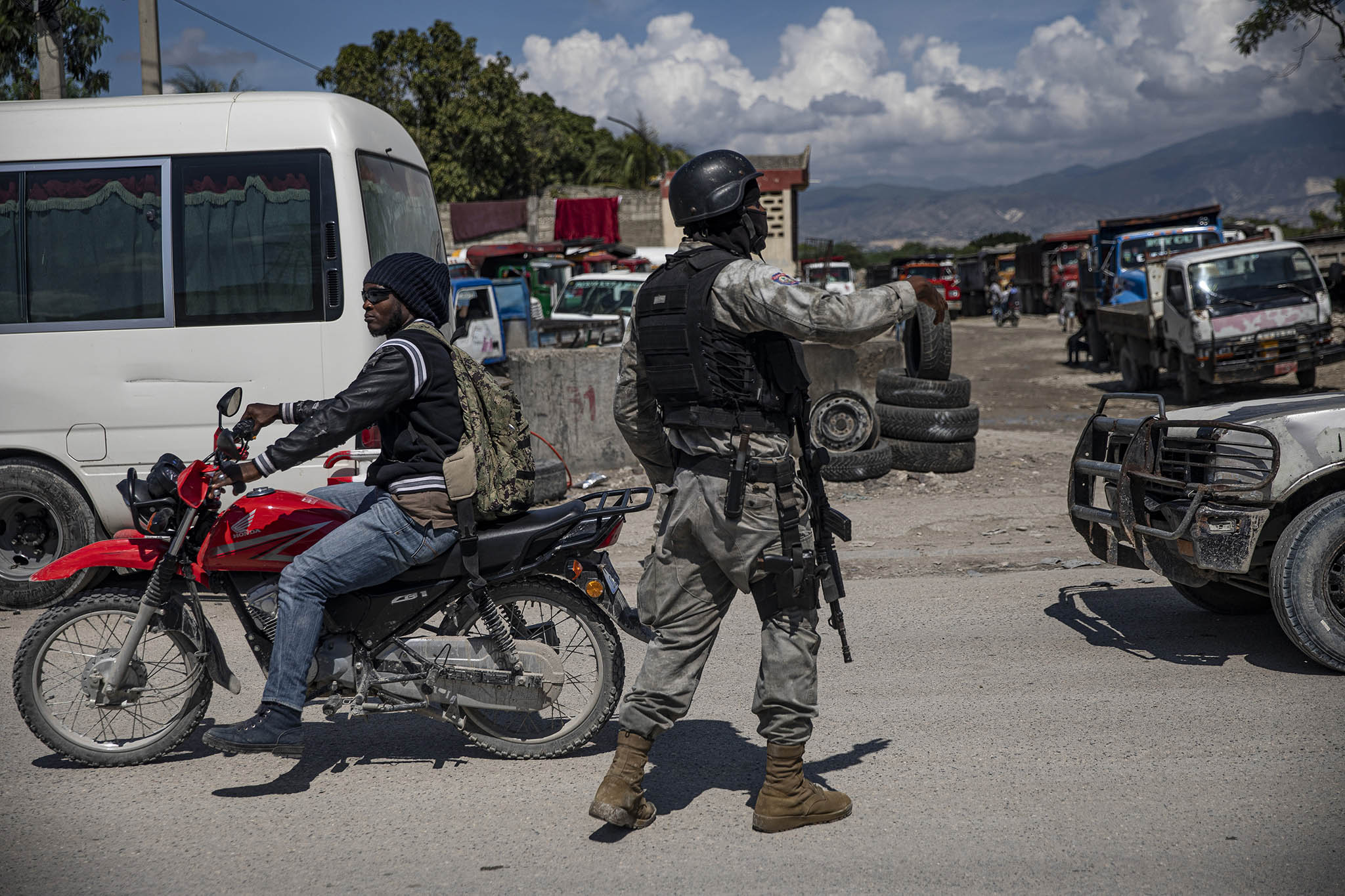 Un poste de contrôle de la police à Port-au-Prince, Haïti, le 20 octobre 2021. (Adriana Zehbrauskas/The New York Times)
