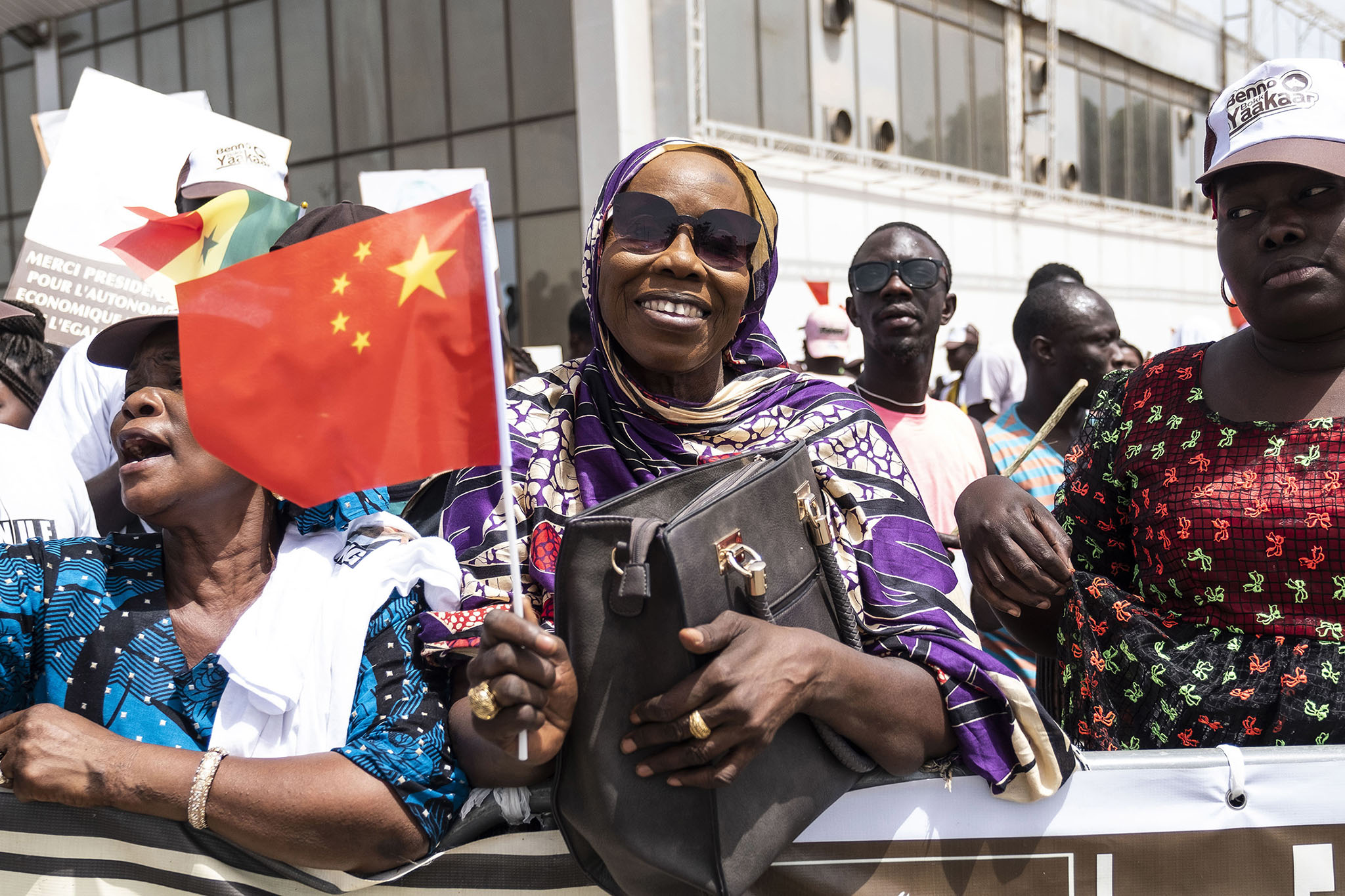 People in Senegal welcome Chinese leader Xi Jinping during his visit to Dakar on July 21, 2018. (Photo by Xaumem Olleros/AP)