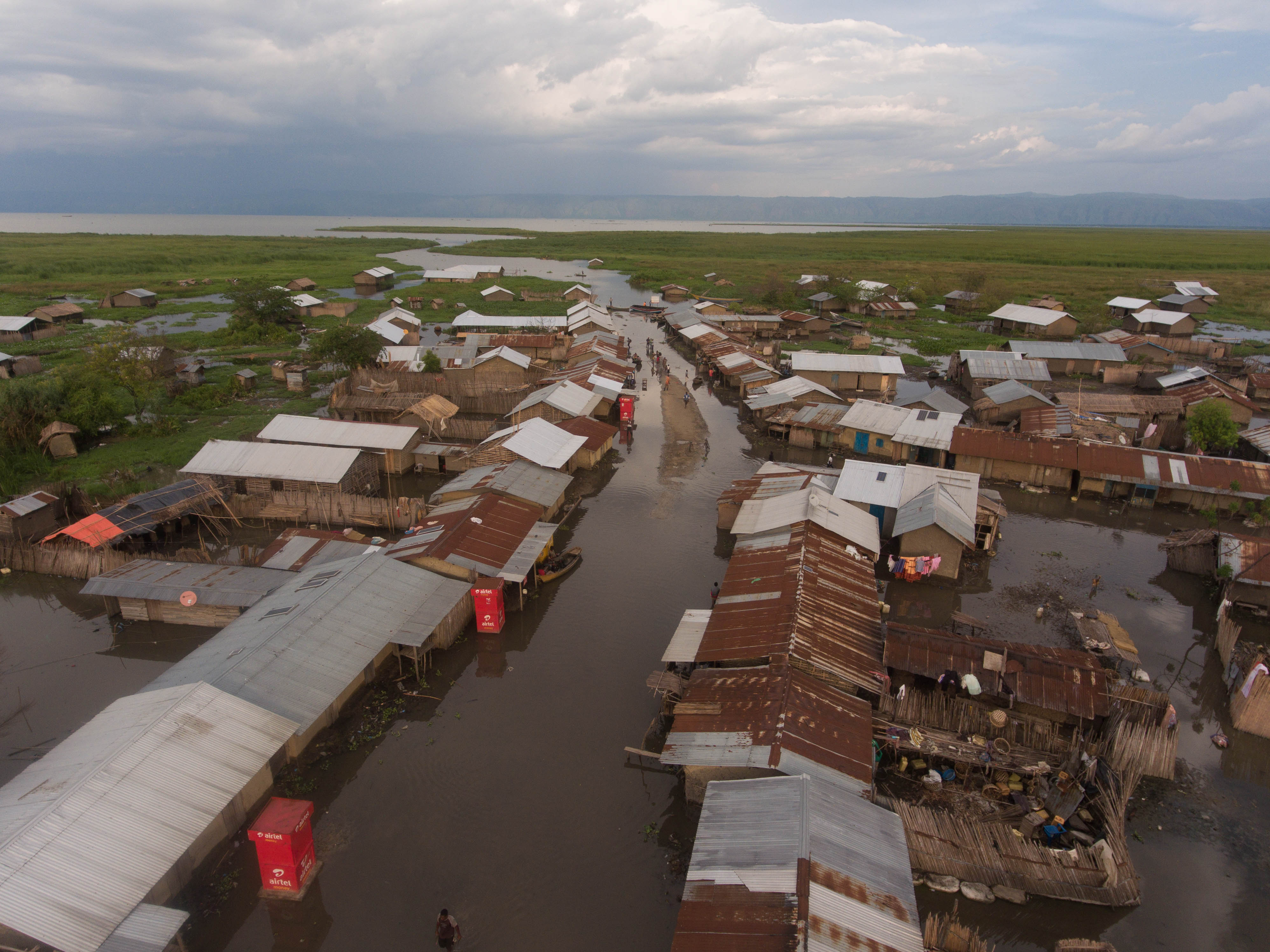 Flooding from heavy rains inundates the Ugandan fishing village of Rwangara in 2020. Floods and drought reinforce poverty and the opportunities for recruitment of youth to violent extremism, says peacebuilder Muhsin Kaduyu. (ClimateCentre/CC License 2.0)
