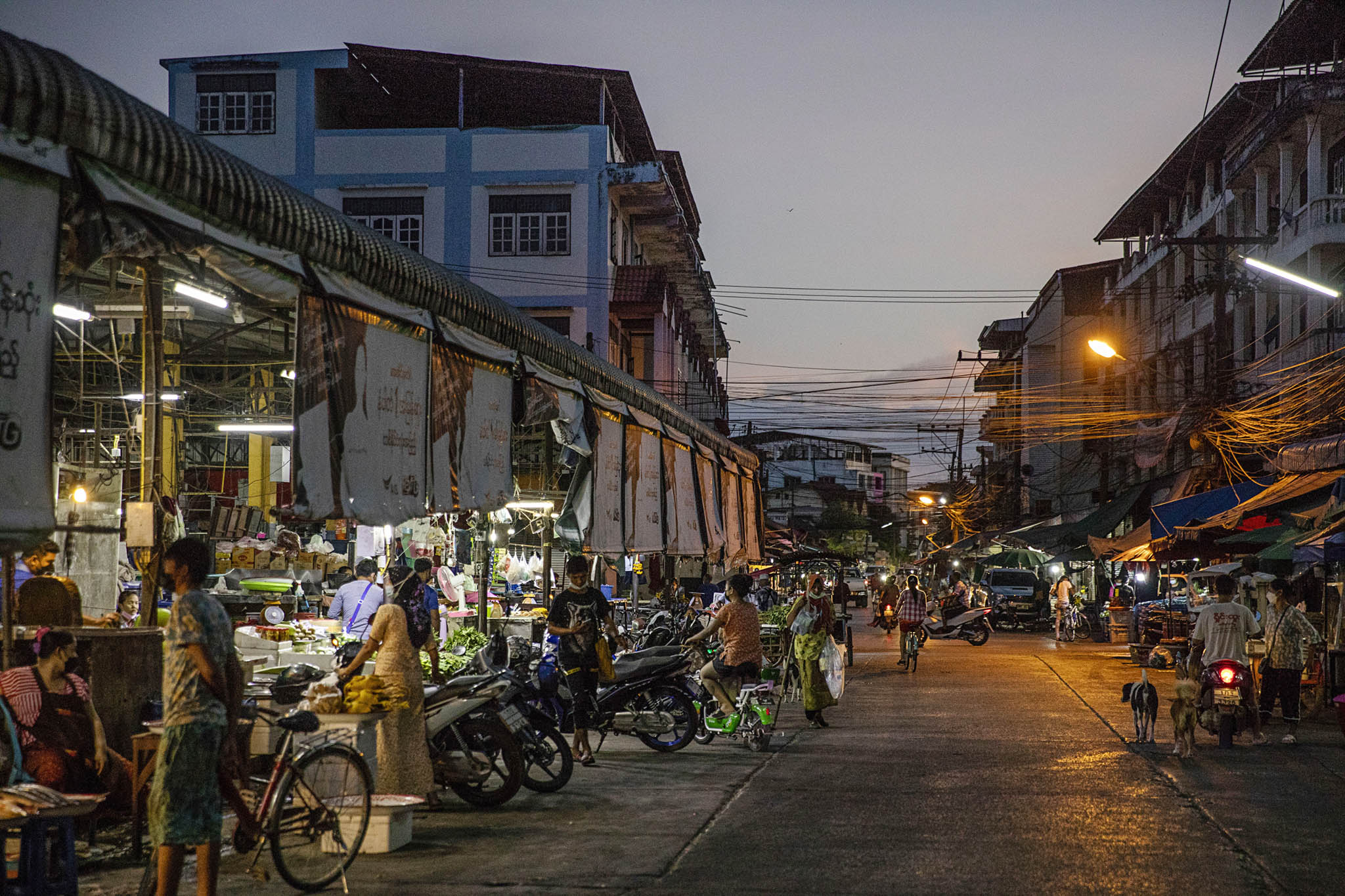 A busy market area in Thailand near the border with Myanmar, Nov. 26, 2021. (Lauren DeCicca/The New York Times)