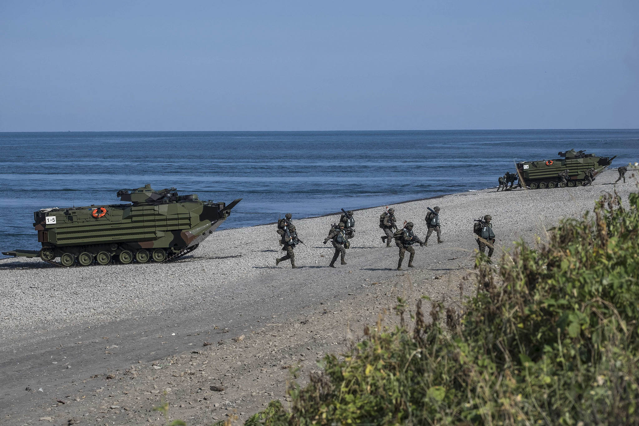 / Taiwanese military personnel during an amphibious landing drill in Pingtung, Taiwan on July 28, 2022. (Lam Yik Fei/The New York Times)