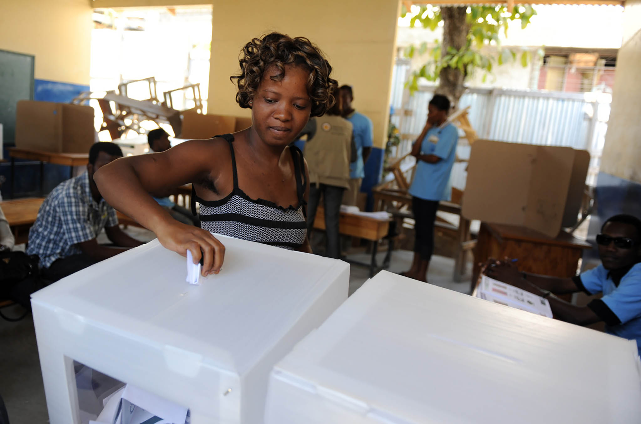 Une femme vote à Carrefour, Haïti, lors du second tour des élections présidentielles, le 20 mars 2011. (Kendra Helmer/USAID)