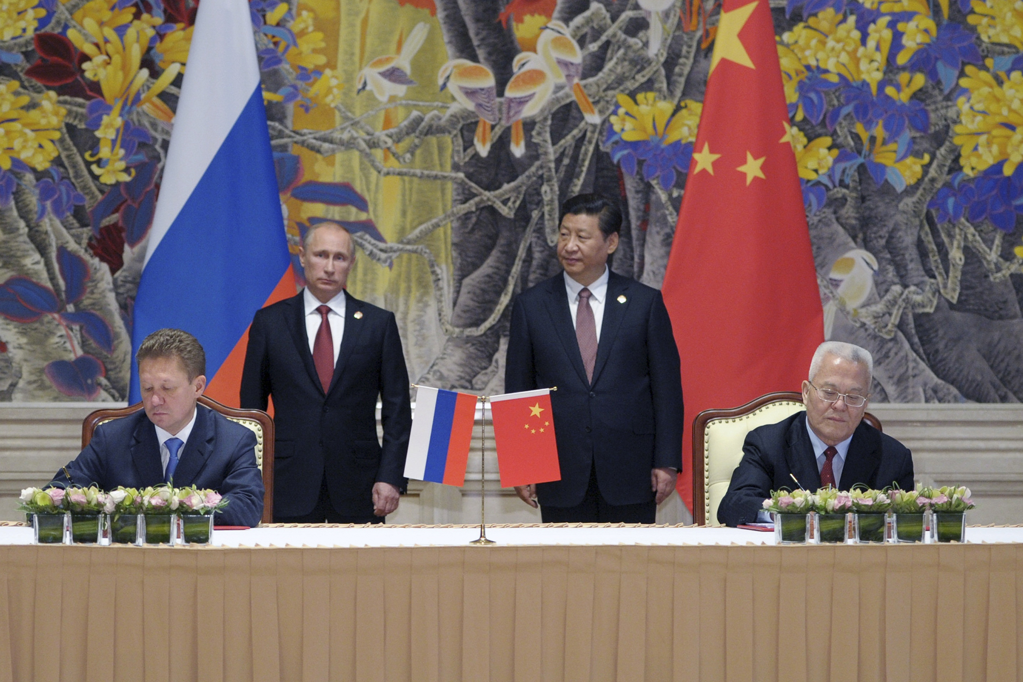 Russian President Vladimir Putin and Chinese President Xi Jinping stand during the signing of a gas deal in Shanghai, May 21, 2014. (Alexei Druzhinin/RIA Novosti/Pool via The New York Times)