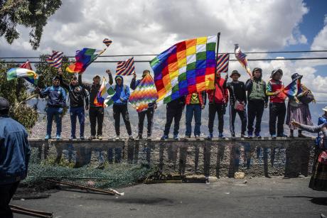 Manifestantes durante una procesión funeraria y protesta en La Paz, Bolivia, el 21 de noviembre de 2019. (Federico Rios/The New York Times)