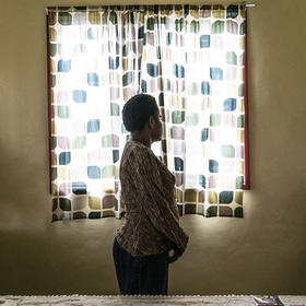 A woman who fled after her husband hit her with a tire iron and put a gun to her neck, in Goroka, Papua New Guinea, on October 26, 2018. (Photo by Ben C. Solomon/New York Times)