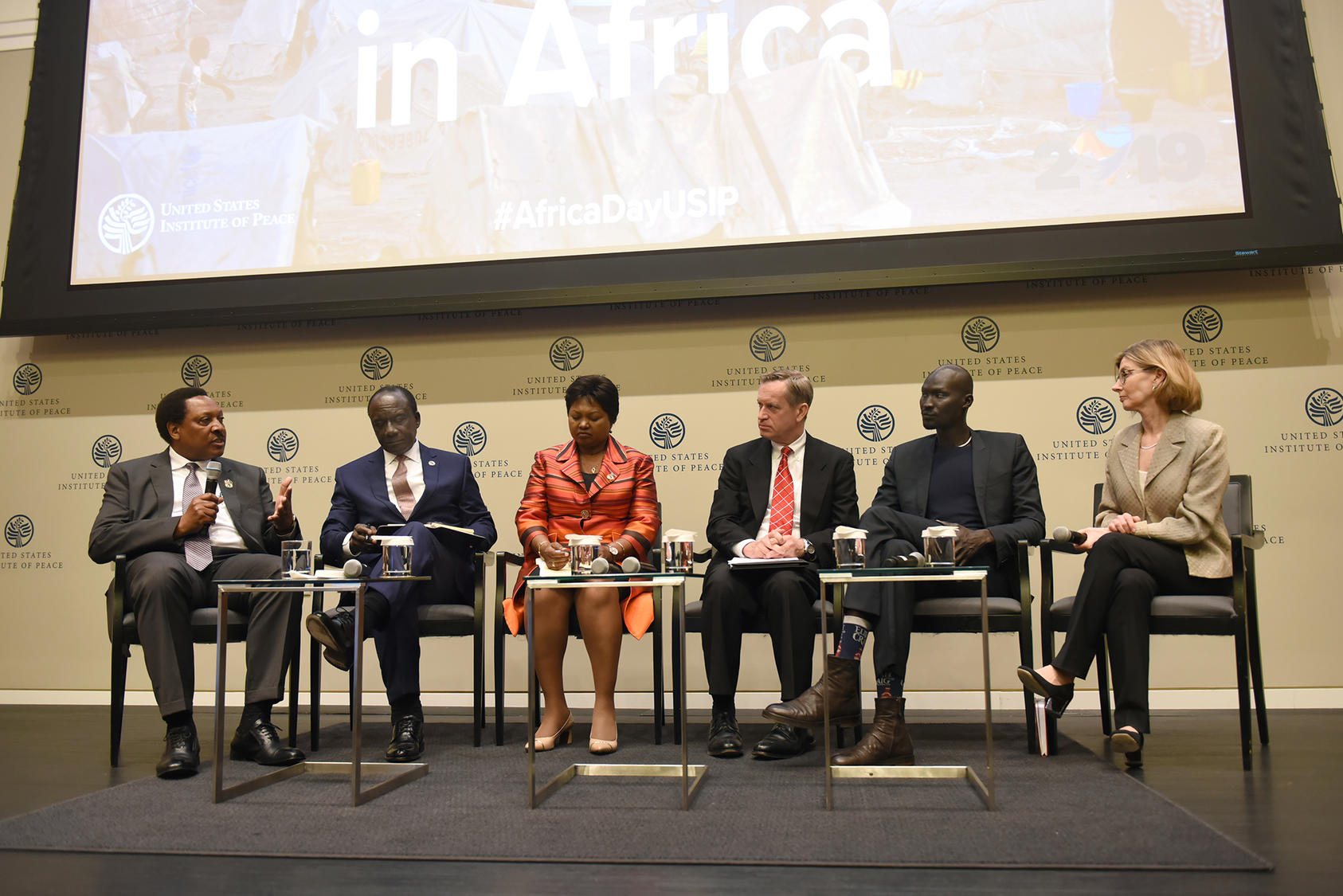 From left to right: Ambassador Wilson Mutagaywa Kajumula Masilingi of Tanzania, Ambassador Mull Ssebujja Katende of Uganda, Ambassador Mathilde Mukantabana of Rwanda, UNHCR’s Matthew Reynolds, UNHCR’s Ger Duany and USIP’s President Nancy Lindborg at USIP.