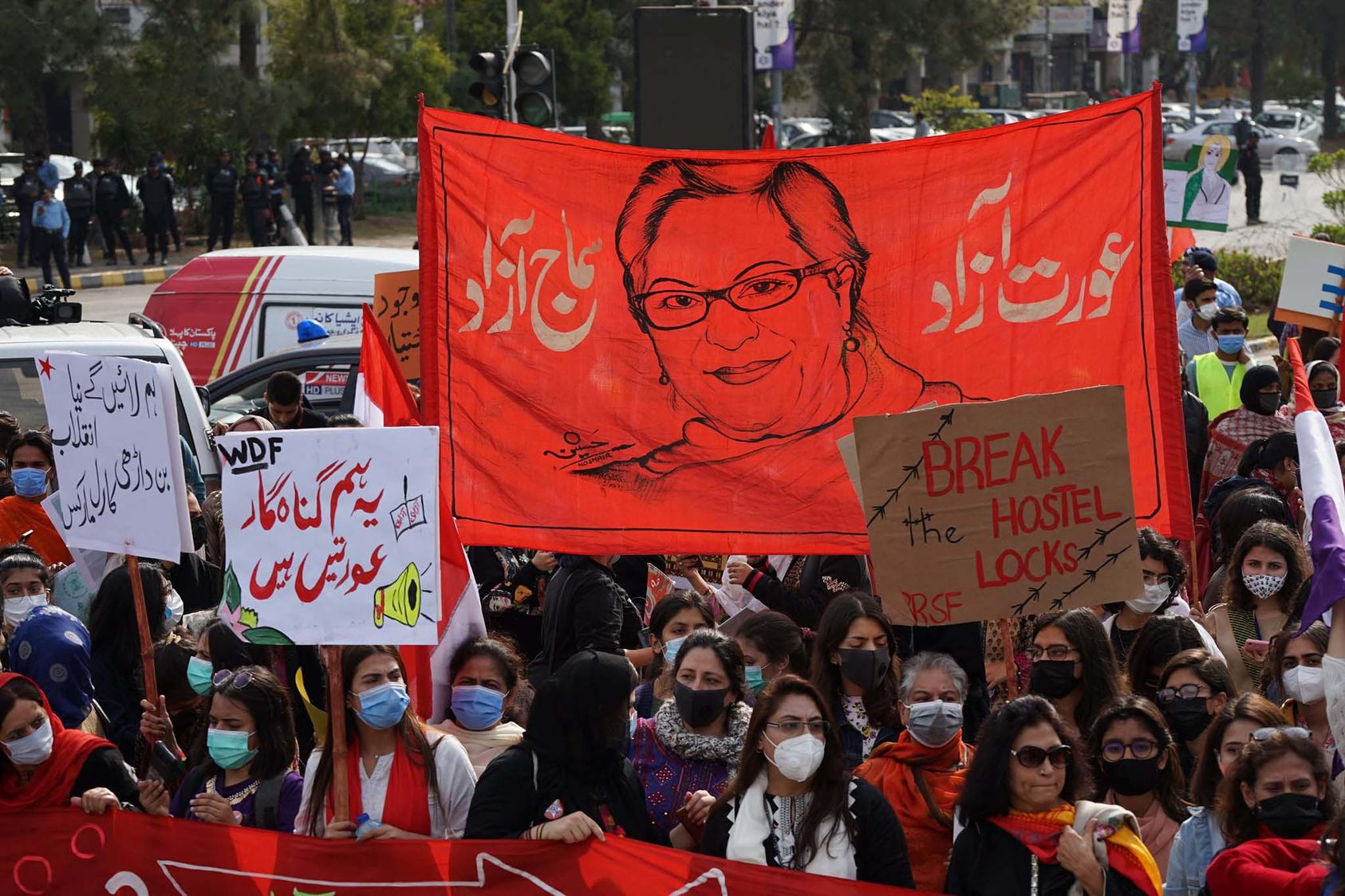 Pakistan A Rising Women’s Movement Confronts a New Backlash United