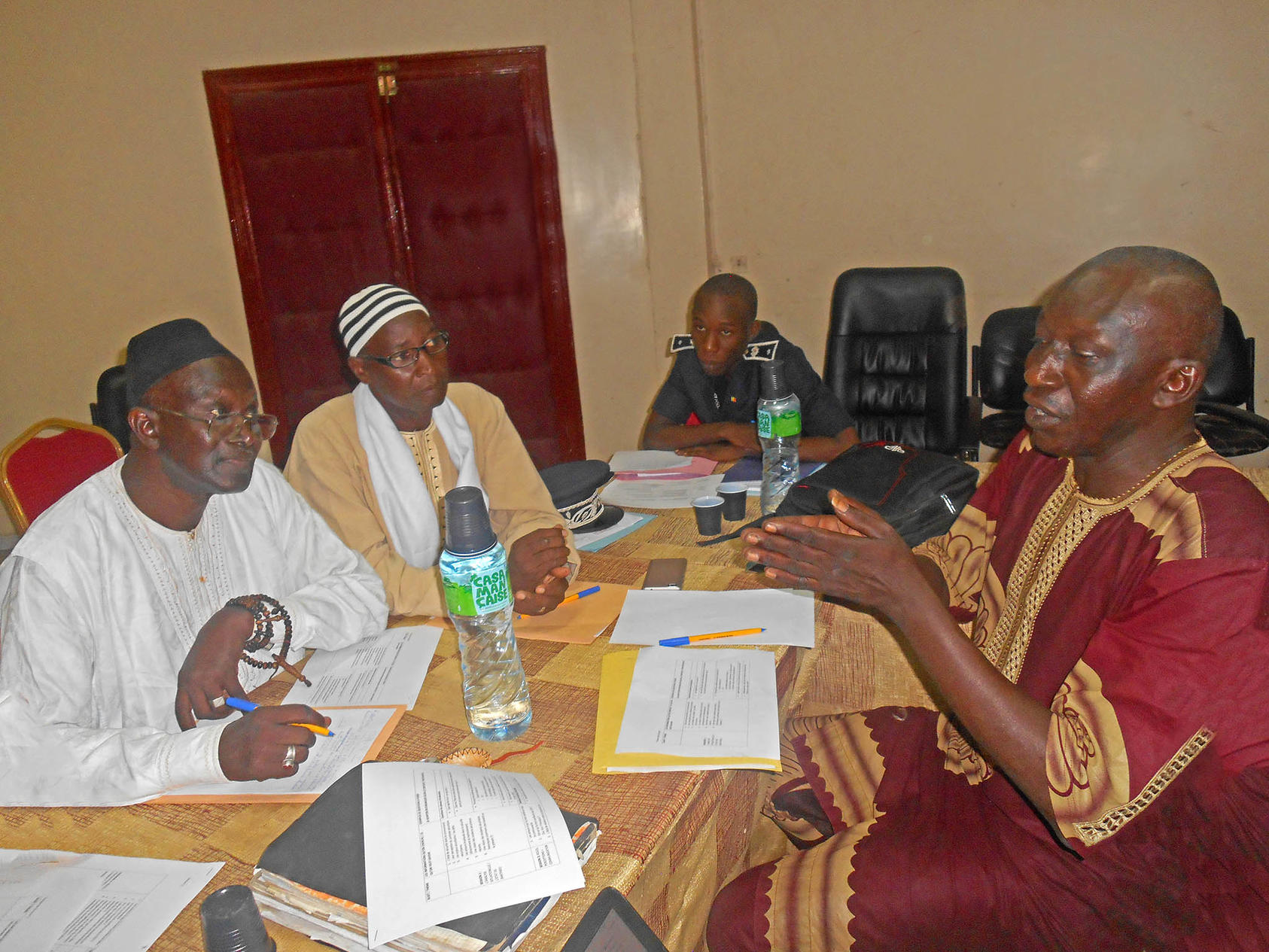 Community leaders and security officials in Casamance discuss a dialogue project in 2018. Local dialogue has improved security in the town of Goudomp despite the Casamance’s continued violence, and offers a way to help end the region’s 40 years of war.