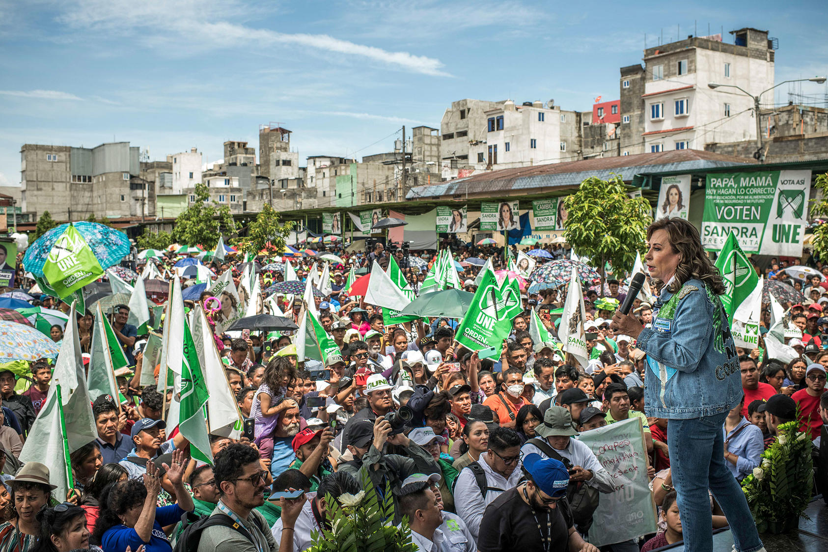 La candidata presidencial Sandra Torres, que lideró la primera ronda de votación, pronuncia un discurso durante un mitin en el mercado mayorista La Terminal, en Ciudad de Guatemala, el viernes 23 de junio de 2023. (Daniele Volpe/The New York Times)