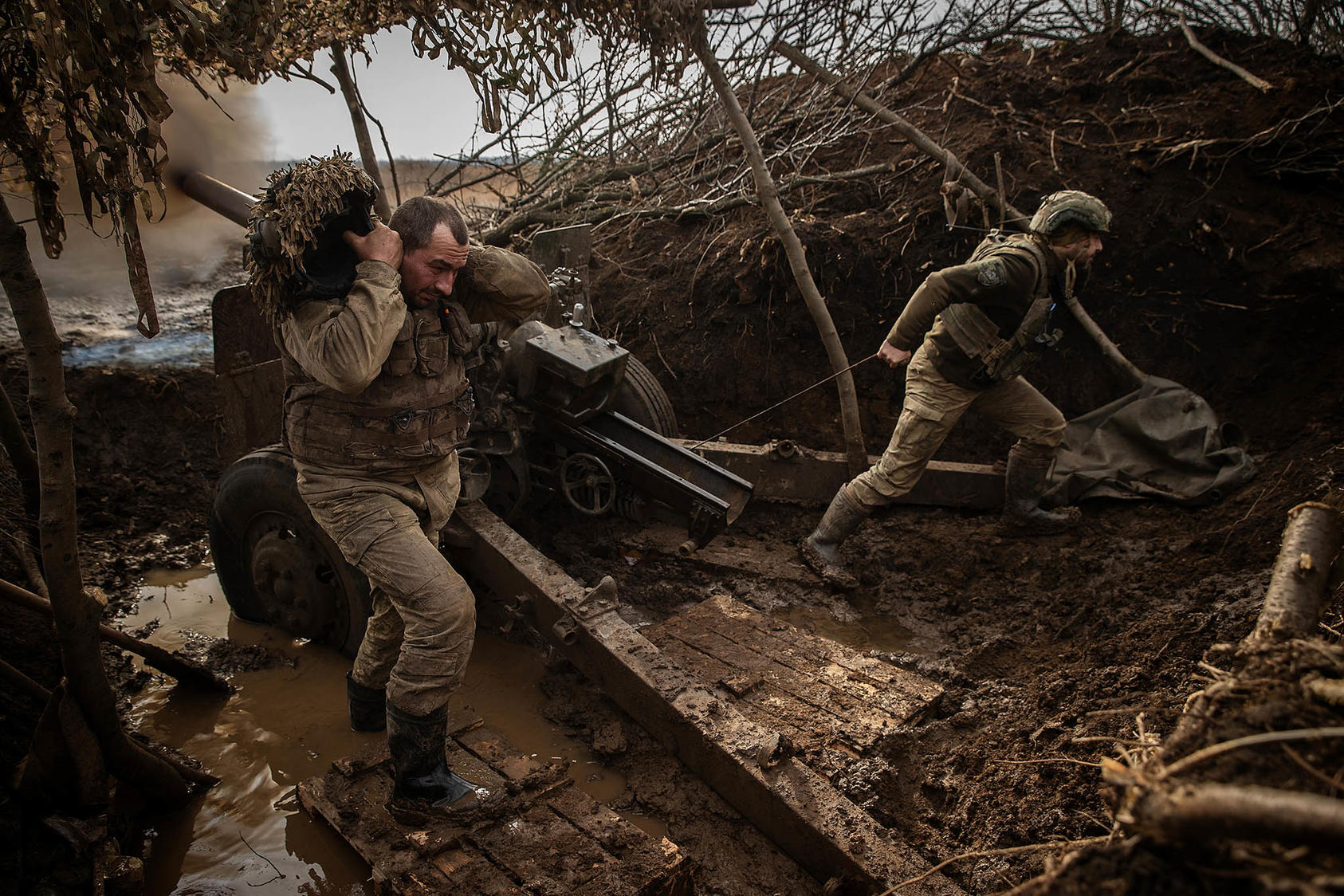 Ukrainian soldiers with the 71st Jaeger Brigade fire a howitzer toward Russians advancing on Avdiivka, Ukraine, Feb. 14, 2024. Avdiivka fell to the Russians on Feb. 17. (Tyler Hicks/The New York Times)
