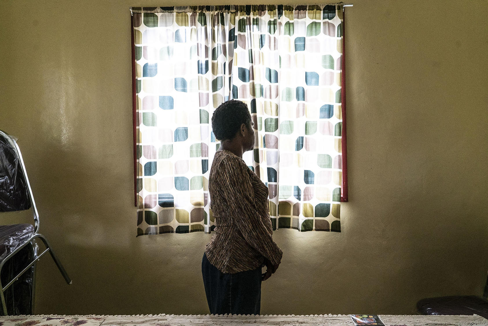 A woman who fled after her husband hit her with a tire iron and put a gun to her neck, in Goroka, Papua New Guinea, on October 26, 2018. (Photo by Ben C. Solomon/New York Times)