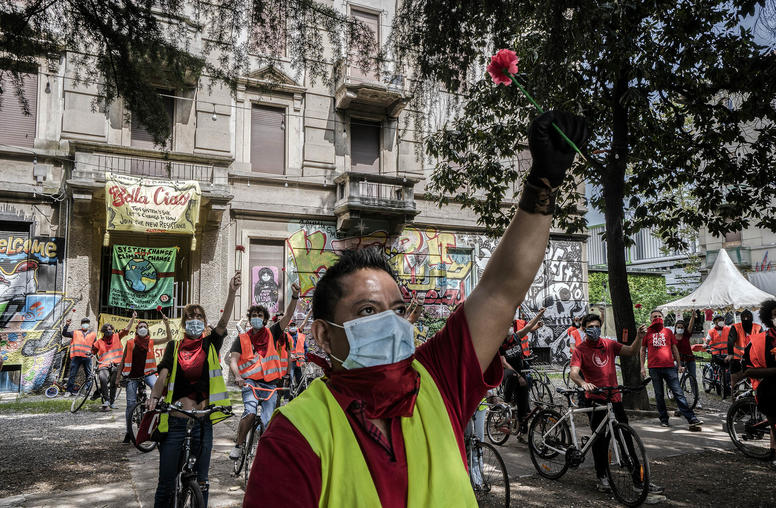 A flash mob organized by Mutual-Aid Space, a group organized to help the needy, outside a building the group has occupied in Milan, Saturday, April 25, 2020. (Alessandro Grassani/The New York Times)